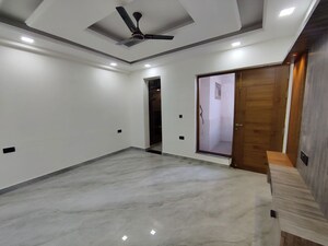 Room in 4 BHK Builder Floor at Green Fields Colony – for Rent