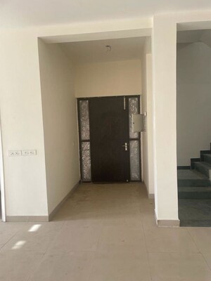 Room in 3 BHK Builder Floor at Neharpar Phase 1 – for Rent