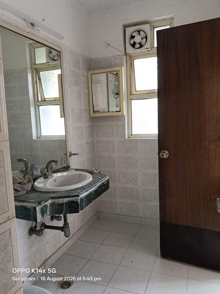 Bathroom, ansal-sushant-estate 3 Bedroom 1376 Sq.Ft. Apartment In Sector 52 Gurgaon 10601923
