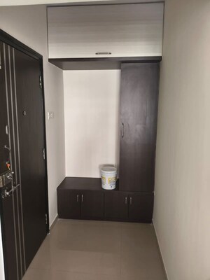 Furnished Amenities in 2.5 BHK Apartment at Dosti Vihar, Samata Nagar – for Rent