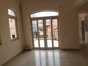 Room in 5 BHK Villa at Emaar The Palm Springs, Sector 54 – for Sale