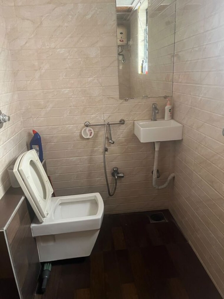 Bathroom, raunak-unnathi-gardens 2 Bedroom 700 Sq.Ft. Apartment In Pokhran Road No One Thane 10602066