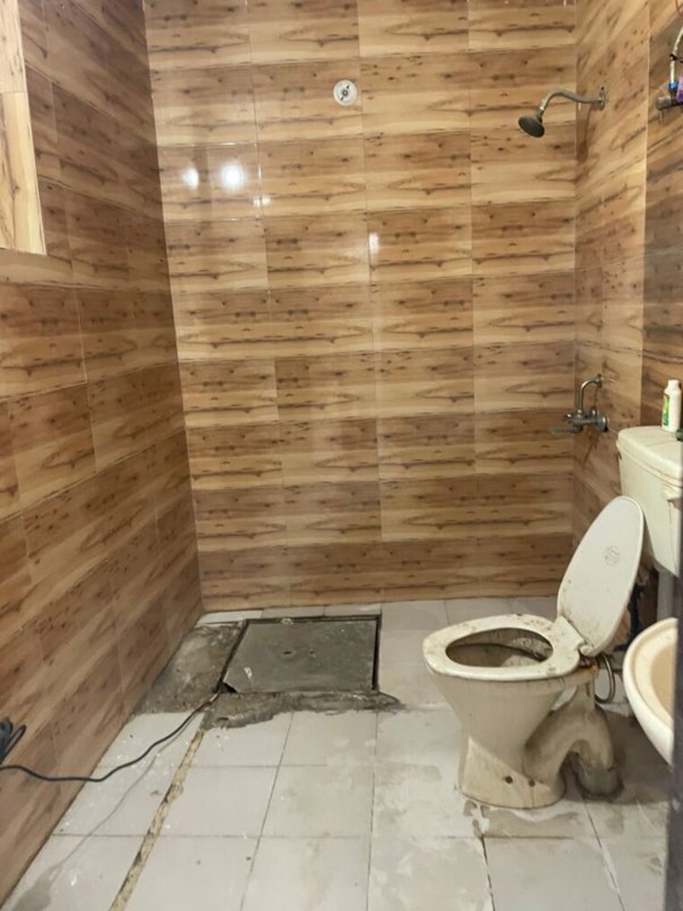 Bathroom, srishti-greenfield-homes Commercial Office Space 247 Sq.Ft. In Green Fields Colony Faridabad 10602088