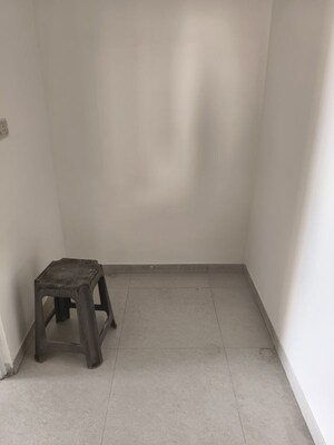 Room in 3 BHK Apartment at Hiranandani Northside, Ghodbunder Road – for Rent