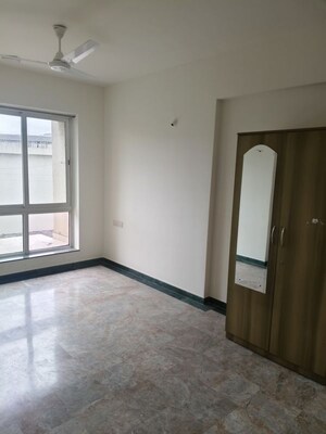Room in 3 BHK Apartment at Hiranandani Northside, Ghodbunder Road – for Rent