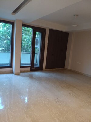 Room in 6 BHK Independent House at Maharani Bagh – for Sale