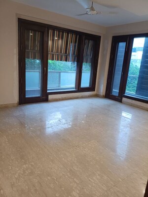 Room in 6 BHK Independent House at Maharani Bagh – for Sale