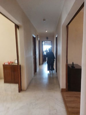 Building Lobby in 3 BHK Apartment at DLF Hamilton Court, Sector 27 – for Rent
