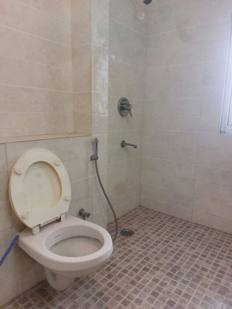 Bathroom, dlf-hamilton-court 3 Bedroom 2650 Sq.Ft. Apartment In Sector 27 Gurgaon 10602156