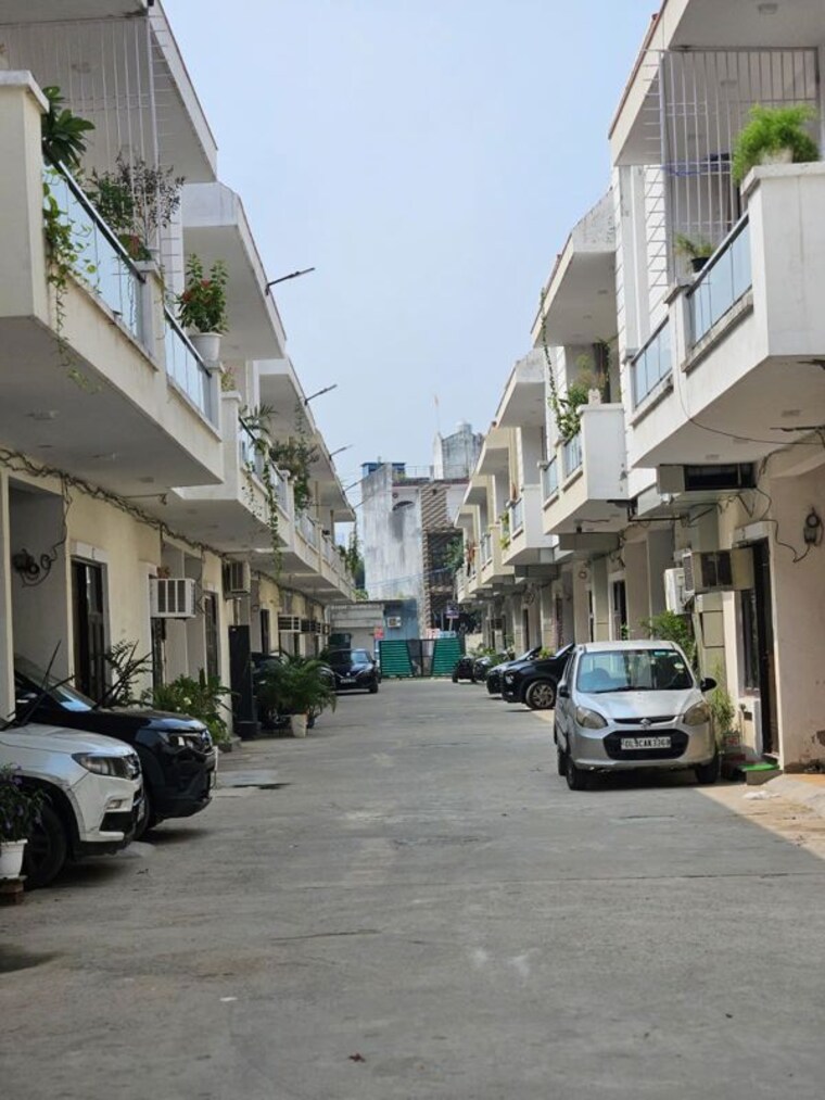  Parking, sindhuja-valley 4 Bedroom 2500 Sq.Ft. Villa In Sector 10 Greater Noida Greater Noida 10602182