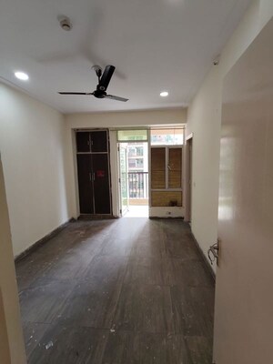 Room in 3.5 BHK Apartment at Skytech Matrott, Sector 76 – for Rent