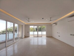 Room in 4 BHK Builder Floor at Dlf Phase I – for Rent