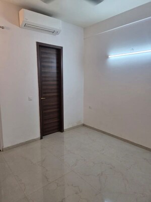 Room in 3 BHK Apartment at Smart World Orchard, Sector 61 – for Rent