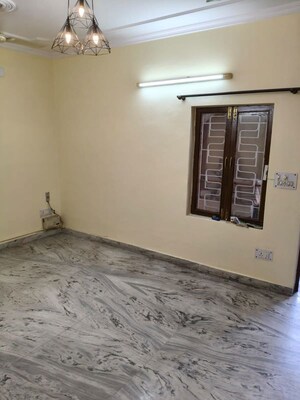 Room in 3 BHK Builder Floor at Naraina – for Rent