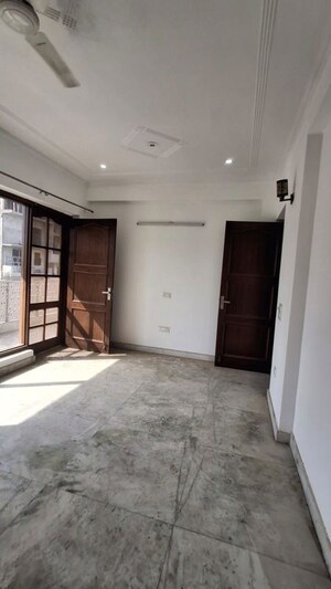 Room in 3 BHK Builder Floor at Sector 57 – for Rent