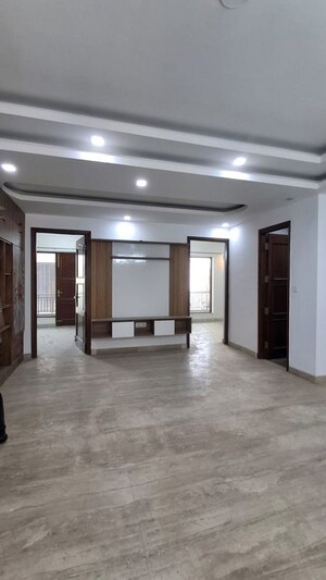 Room in 3 BHK Builder Floor at Sector 42 – for Rent