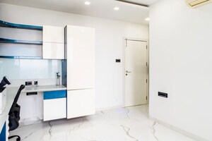 Room in 5 BHK Apartment at Oberoi Realty Esquire, Goregaon East – for Sale