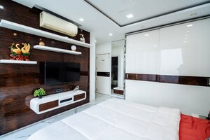 Bedroom in 5 BHK Apartment at Oberoi Realty Esquire, Goregaon East – for Sale