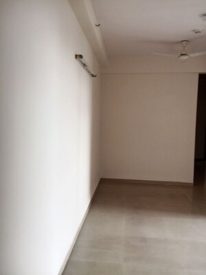 Room in 2.5 BHK Apartment at Mahagun My Woods, Sector 16c Greater Noida – for Rent