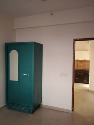 Room in 2.5 BHK Apartment at Mahagun My Woods, Sector 16c Greater Noida – for Rent