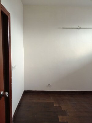 Room in 2.5 BHK Apartment at Mahagun My Woods, Sector 16c Greater Noida – for Rent