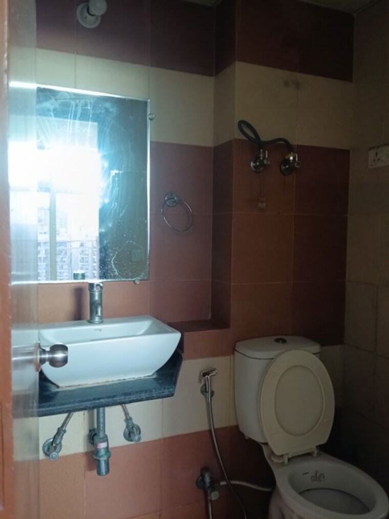 Bathroom, mahagun-my-woods 2.5 Bedroom 1110 Sq.Ft. Apartment In Sector 16c Greater Noida Greater Noida 10602503