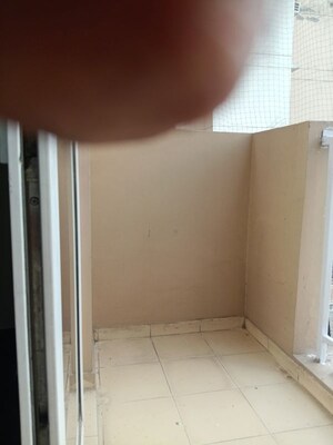 Room in 2.5 BHK Apartment at Mahagun My Woods, Sector 16c Greater Noida – for Rent