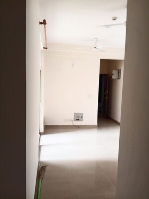 Room in 2.5 BHK Apartment at Mahagun My Woods, Sector 16c Greater Noida – for Rent
