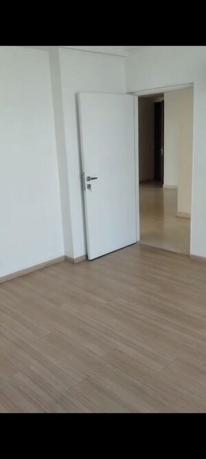 Room in 3.5 BHK Apartment at DLF The Primus, Sector 82a – for Rent