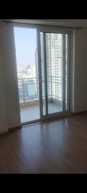 Room in 3.5 BHK Apartment at DLF The Primus, Sector 82a – for Rent