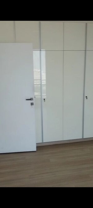 Room in 3.5 BHK Apartment at DLF The Primus, Sector 82a – for Rent