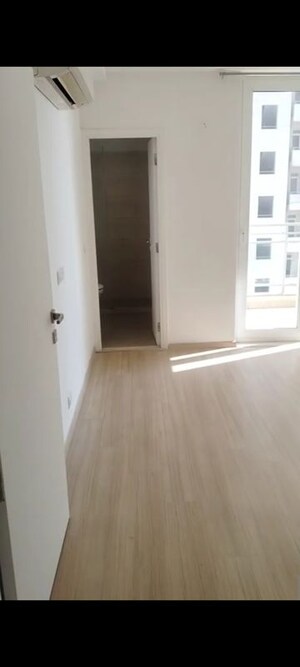 Room in 3.5 BHK Apartment at DLF The Primus, Sector 82a – for Rent
