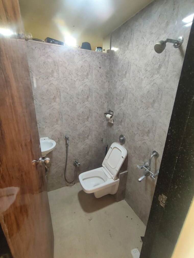 Bathroom, vijay-vilas-taurus-building-11-to-15 2 Bedroom 700 Sq.Ft. Apartment In Ghodbunder Road Thane 10602398