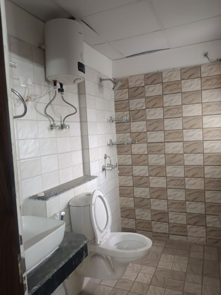 Bathroom, shri-radha-aqua-garden 2 Bedroom 1050 Sq.Ft. Apartment In Sector 16b Greater Noida Greater Noida 10602652