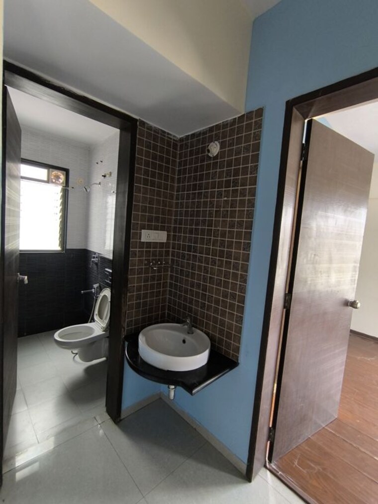 Bathroom, creative-eclectica-homes 2 Bedroom 800 Sq.Ft. Apartment In Pimple Saudagar Pune 10602697