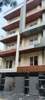 4 BHK + Prayer Room,Servant Room 302 Sq.Yd. Builder Floor in Sector 85