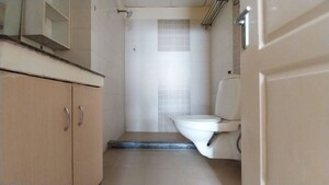 Bathroom in 1 BHK Builder Floor at Sector 21 – for Rent