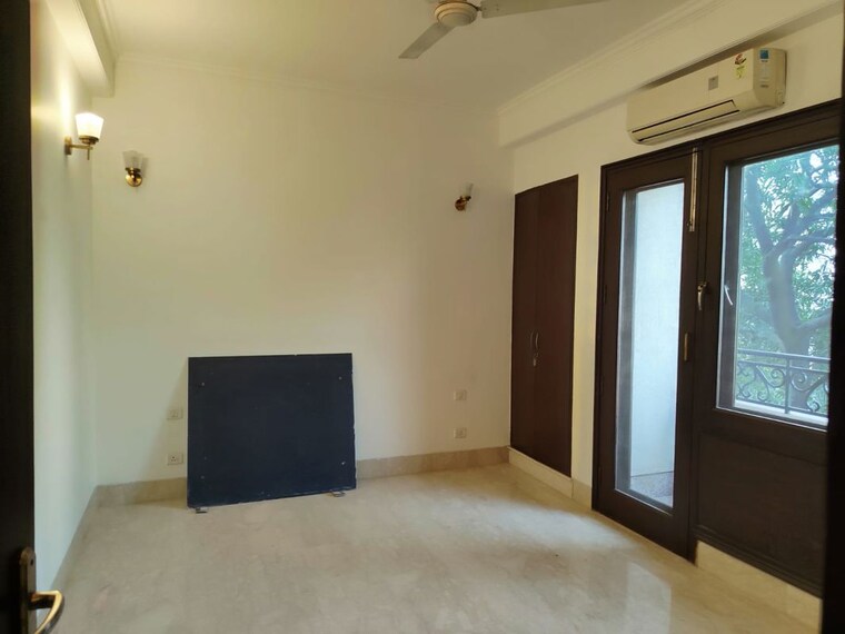 Room, shivalik colony 3 Bedroom 200 Sq.Yd. Builder Floor In Shivalik Colony Delhi 10602818