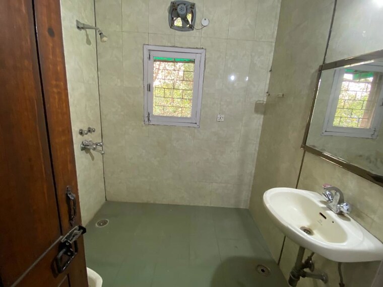 Bathroom, sarita vihar 3 Bedroom 1650 Sq.Ft. Apartment In Sarita Vihar Delhi 10602688