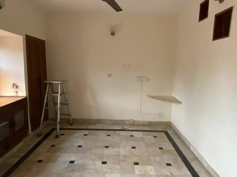 Bathroom, sarita vihar 3 Bedroom 1650 Sq.Ft. Apartment In Sarita Vihar Delhi 10602688