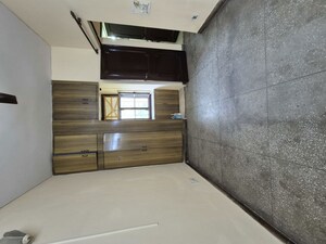 Room in 2.5 BHK Apartment at Mayur Vihar – for Rent