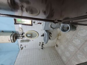 Bathroom in 2.5 BHK Apartment at Mayur Vihar – for Rent