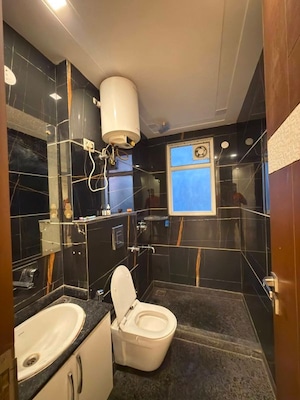 Team Area in 3 BHK Builder Floor at Shalimar Bagh – for Rent