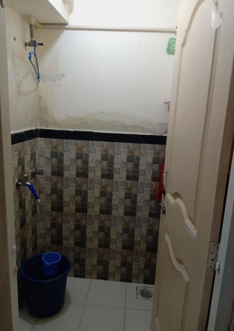 Bathroom, dadar west 1 Bedroom 250 Sq.Ft. Apartment In Dadar West Mumbai 10603045