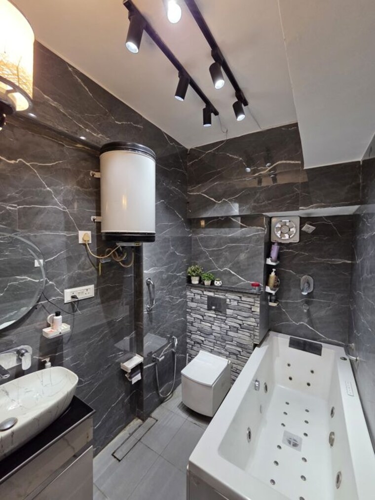 Attached Bathroom, mayur vihar 3.5 Bedroom 1400 Sq.Ft. Apartment In Mayur Vihar Delhi 10603271