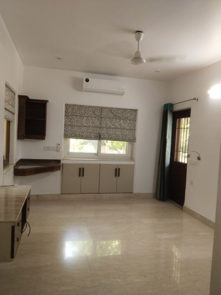 Room, sarita vihar 3 Bedroom 2250 Sq.Ft. Builder Floor In Sarita Vihar Delhi 10381441