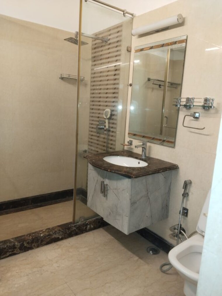 Bathroom, sarita vihar 3 Bedroom 2250 Sq.Ft. Builder Floor In Sarita Vihar Delhi 10381441