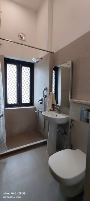 Team Area in 1 BHK Apartment at Defence Colony – for Rent