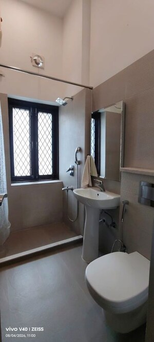 Team Area in 1 BHK Apartment at Defence Colony – for Rent