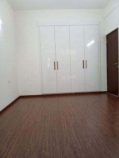 3 BHK + Servant Room,Study Room,Extra Room,Basement,Store Room Apartment For Rent in DLF Regal Gardens